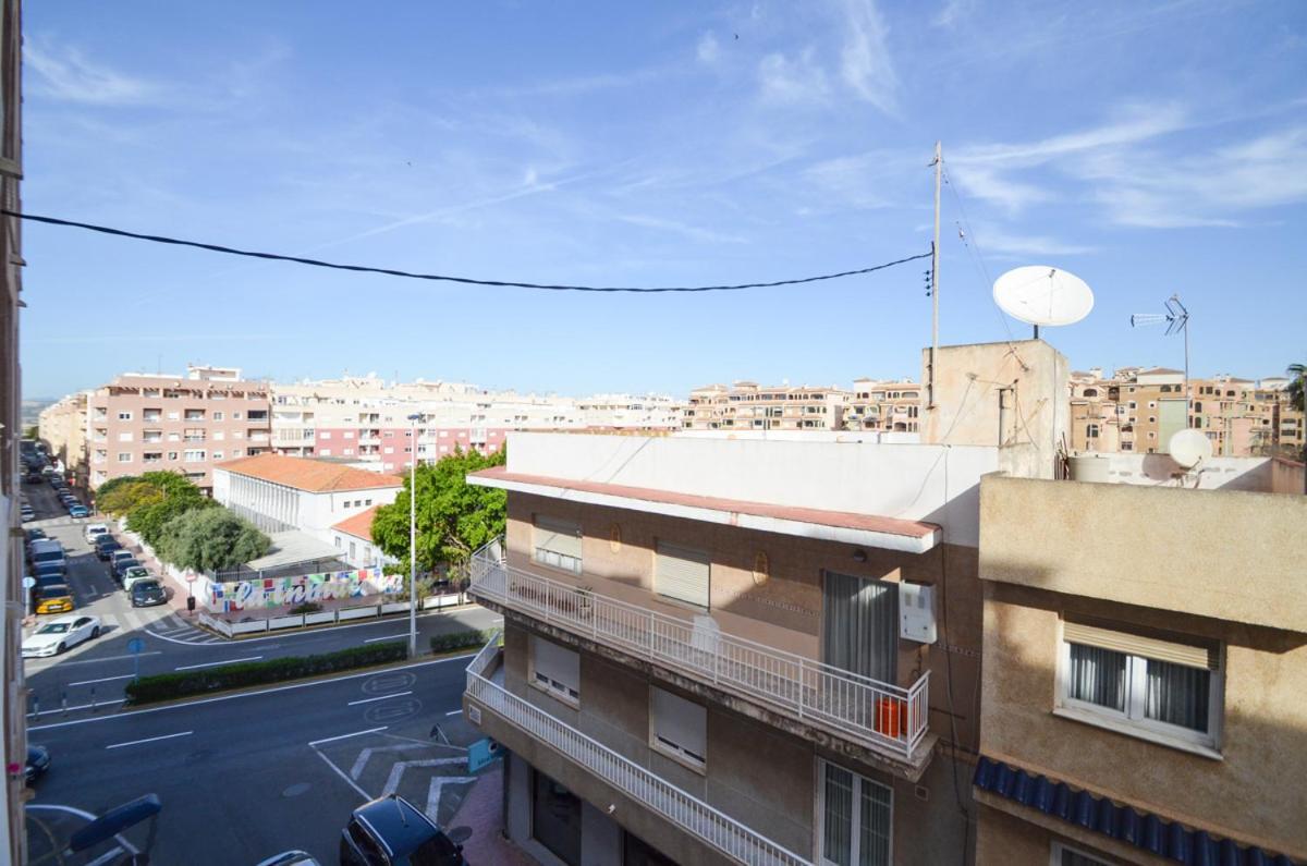 Schoene Wohnung Mit Pool , Wi-Fi Und Privat Garage Torrevieja Zewnętrze zdjęcie
